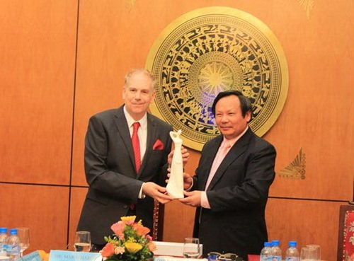 Tổng cục trưởng TCDL Nguyễn Văn Tuấn tặng quà lưu niệm cho ông Mario Hardy - Giám đốc điều hành PATA